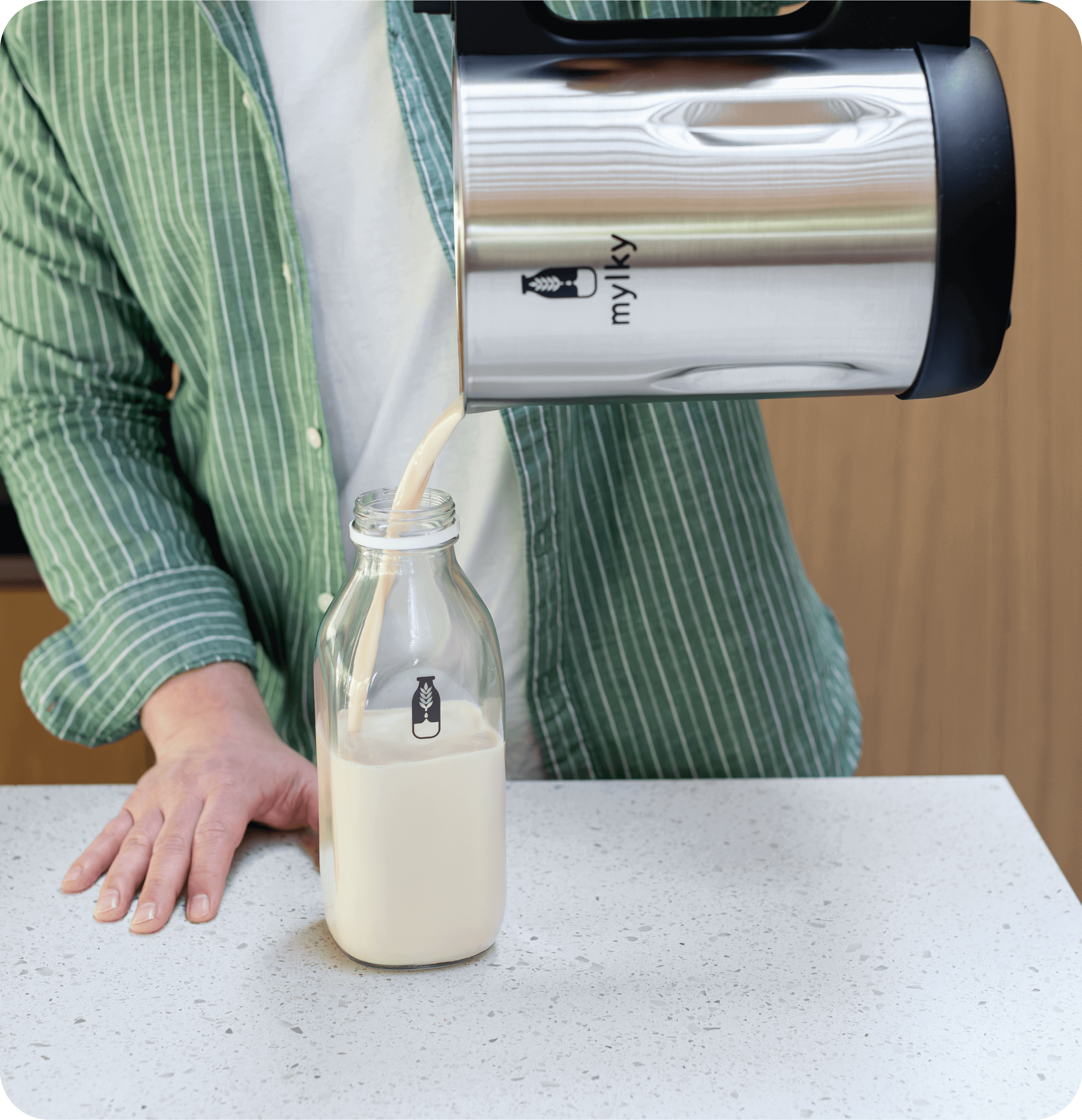Macchina per latte vegetale in acciaio inox su piano cucina